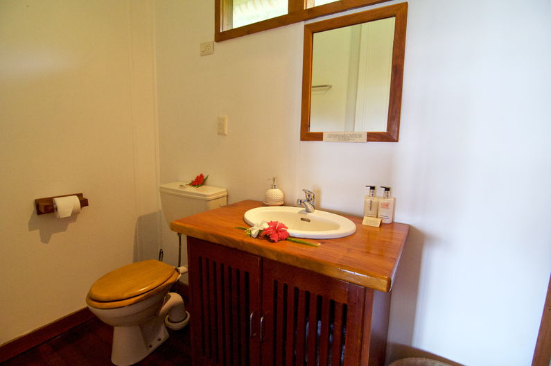 Single / Double Room at Deco Stop Lodge – Bathroom