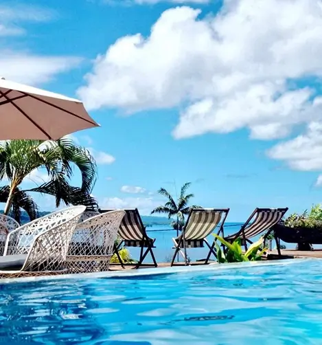 deco-stop-lodge-infinity-pool-and-sun-loungers
